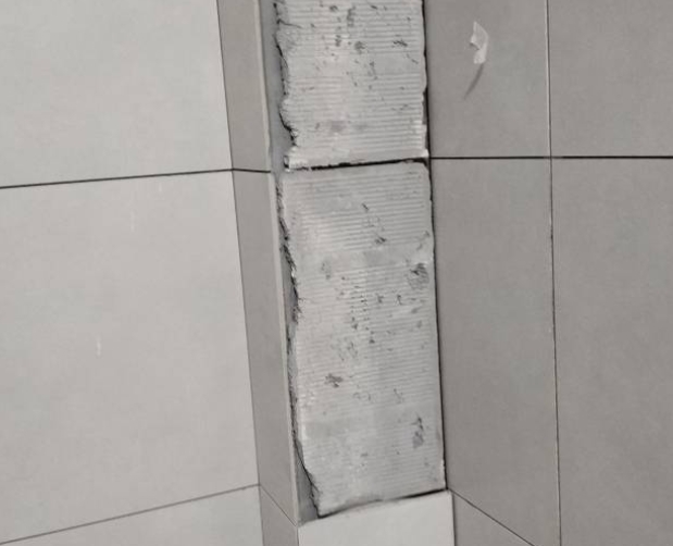 巴林右瓷砖空鼓维修公司分享下瓷砖施工前基层浇水润湿程度不足，可能导致以下问题
